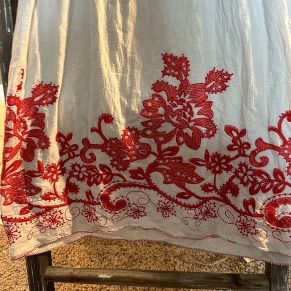 Beautiful embroidered spring/summer dress - Picture 2 of 4